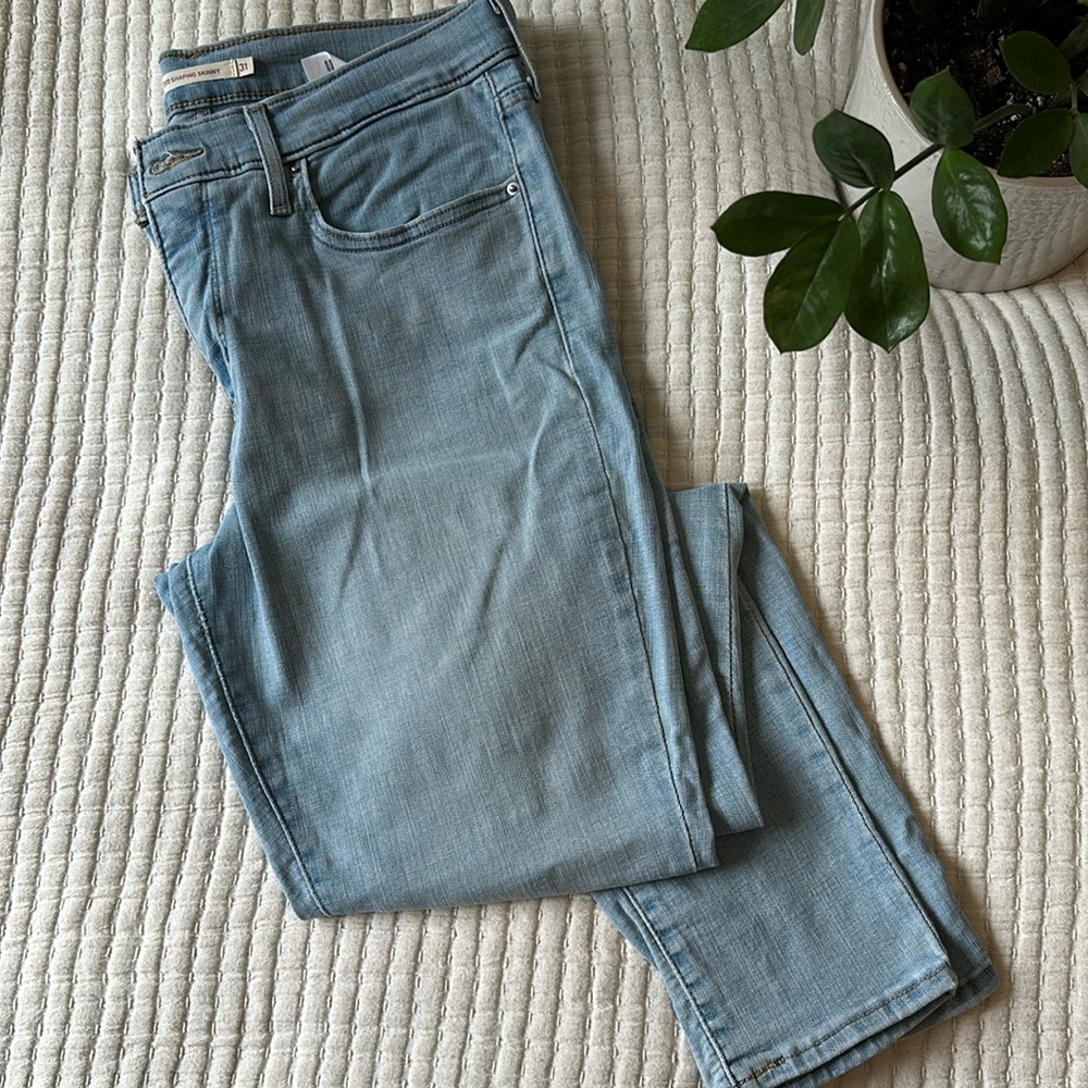 Levi’s 👖 311 Shaping Skinny Light Wash